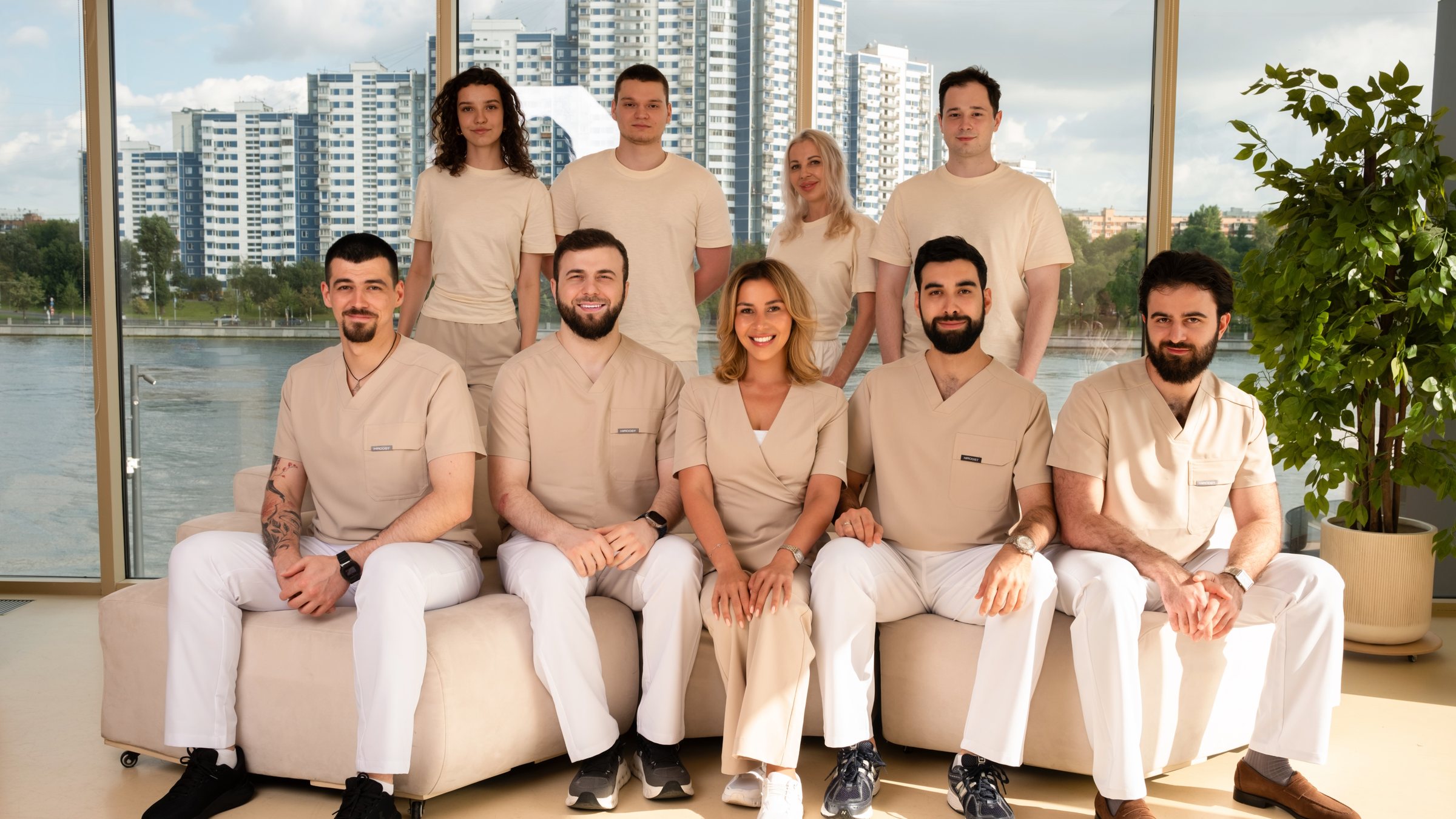 Команда Imperia Dent у панорамного окна на 43 этаже