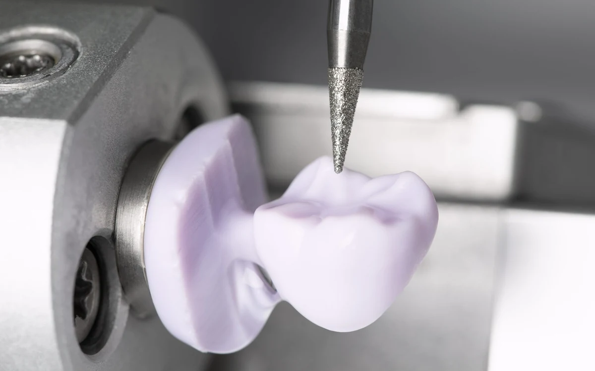 Milling a ceramic crown in a CAD/CAM machine